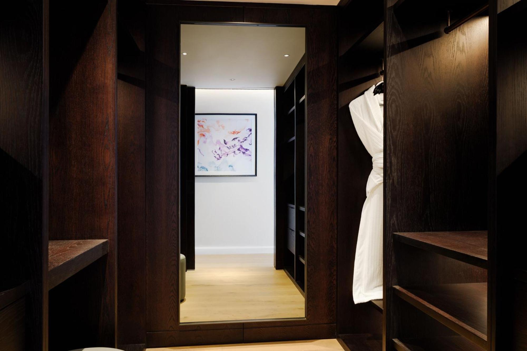 The Westin London City Екстер'єр фото A walk-in closet