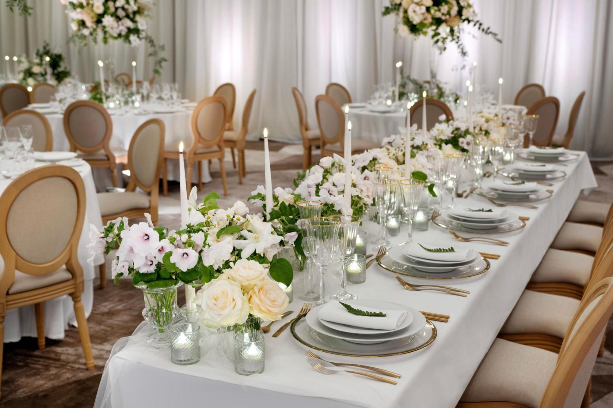 The Westin London City Екстер'єр фото A table set for a wedding reception